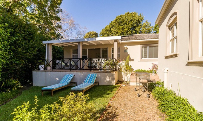 Constantia Cabaña | Lujoso soleado jardín de la cabaña en la puerta de la Groo histórica