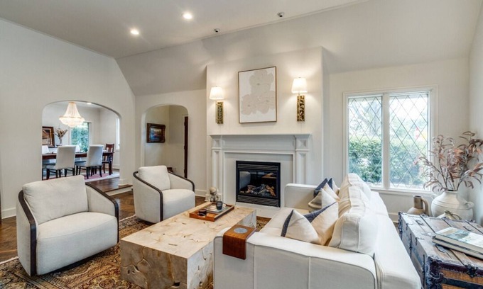 Greenland Hills Casa | Luxurious Updated Tudor Near Greenville Ave : Walk to Restaurants