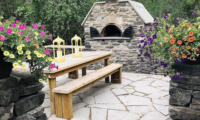 Prince Edward Casa | Luxurious Vacation Retreat - Pool, basketball court, pizza oven, central in PEC