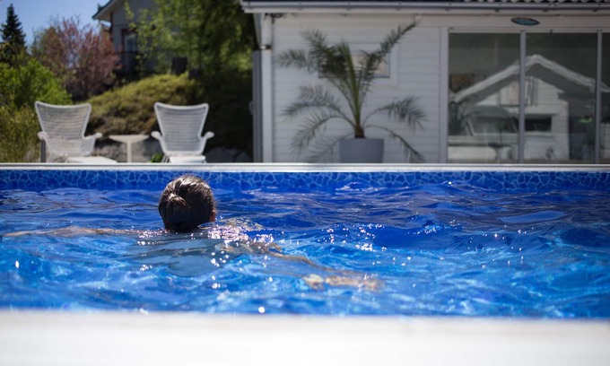 Saltsjo Boo Villa | Villa de lujo con piscina, jacuzzi al aire libre y piscina.