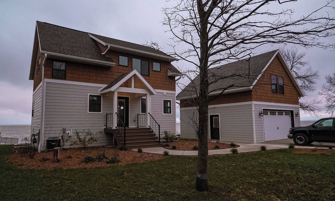 Green Bay Casa | Luxurious Waterfront Beach House Near Lambeau Field and Door County!