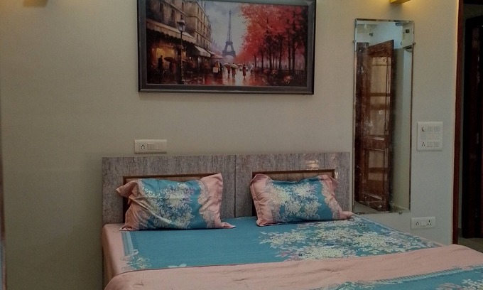 Tilak Nagar Apartamento | Luxurious3BHK+Large Hall+4 Beds+4 Bathrooms+Wifi+Parking+Lift+Metro+PetFriendly