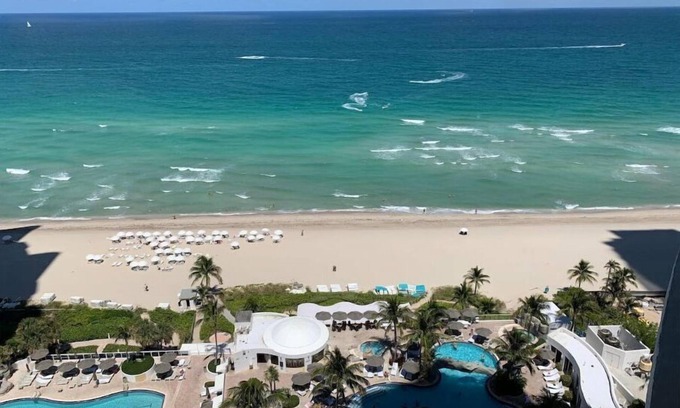 Sunny Isles Beach Complejo | LuxurVacation - Beach Resort DIRECT OCEAN FRONT VIEW