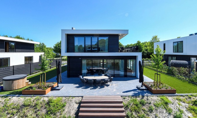 Biddinghuizen Casa | Luxury 10-person villa on the water with hot tub, private jetty, spacious terrace and 4 bedrooms. Located at Villa Resort Harderwold, near Harderwijk and the Veluwemeer!