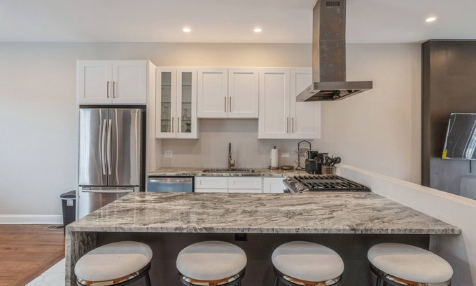 South Shore Casa | Luxury 10PERSON Townhome near Beach and Golf Course 10 Min DT, Private Rooftop!