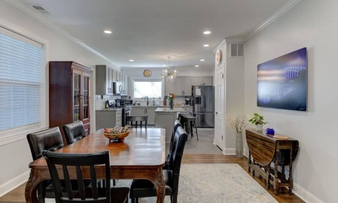 Vollintine-Evergreen Casa | Luxury 1930s Reno'd Cape Cod, ❤️ of Midtown, 🐾, EV 🔌
