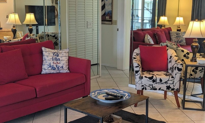 Lutz Condominio | Luxury 1BR King Condo, Private Lanai, Pet-Friendly - Clothing Optional