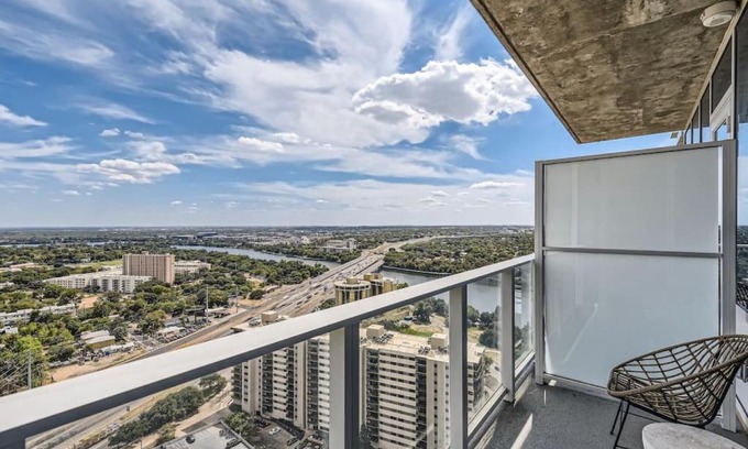 Rainey Street Historic District Apartamento | Luxury 1BR with Views, Rooftop Pool and Walk To Rainey St.
