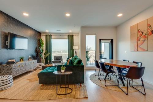 North Capitol Casa | Luxury 2-bd, 2-bth Downtown Riverfront, Park Free