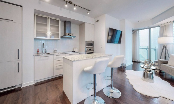 Central Waterfront Condominio | Luxury 2 Bedroom/2 Bathroom Downtown Toronto Condo!