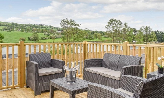 Fence Cabina | Luxury 2 bedroom, pet-friendly lodge on the side of a beautiful fishing lake.