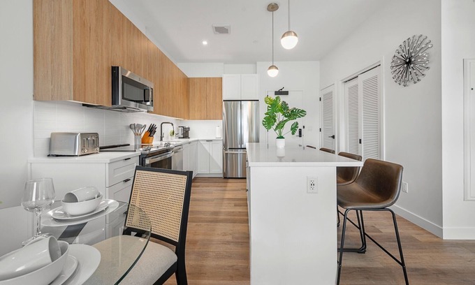 Central-Maverick Square - Paris Street Apartamento | Luxury 2bd/2ba Next to the Airport 6234