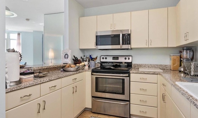 Inner Harbor Apartamento | Luxury 2BR Condo w/ Stunning Water Views!