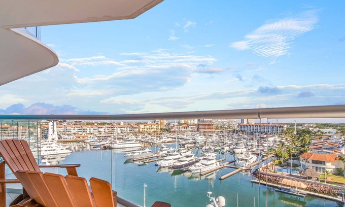 Isla Iguana Apartamento | Luxury 2BR w Rooftop Pool & Yacht Views: Nautico 6C