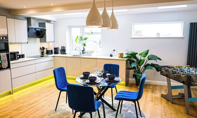 Cribbs Causeway Casa | Luxury 3 Bedroom House with Parking, Perfect for Contractors and Relocations