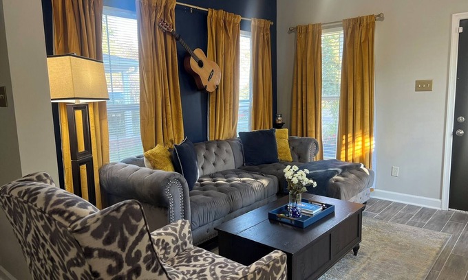 Uptown Casa | Luxury 3-Bedroom House Near Midtown/Downtown