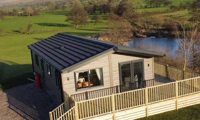 Fence Cabina | Luxury 3 bedroom, pet-friendly lodge on the side of a beautiful fishing lake.