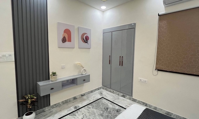 Shyam Nagar Casa | Luxury 3BHK 5 min from Metro Station with Projector, AC, Wifi, Kitchen-Dune Cove