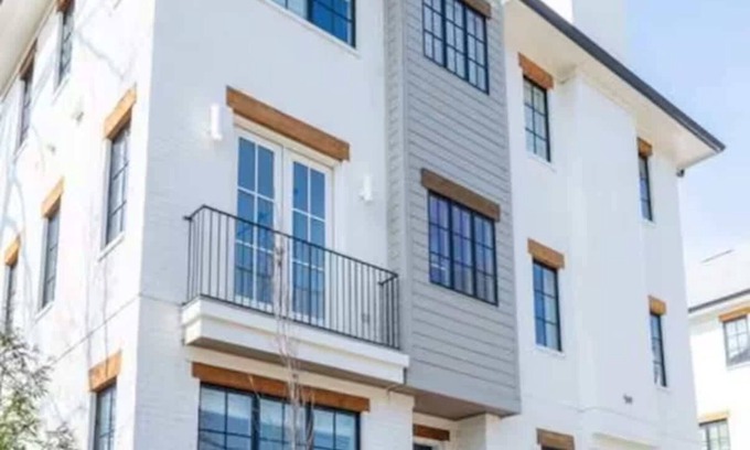 Hillsboro West End Casa | Luxury 4 Bedroom Home Game Room 13 Beds!