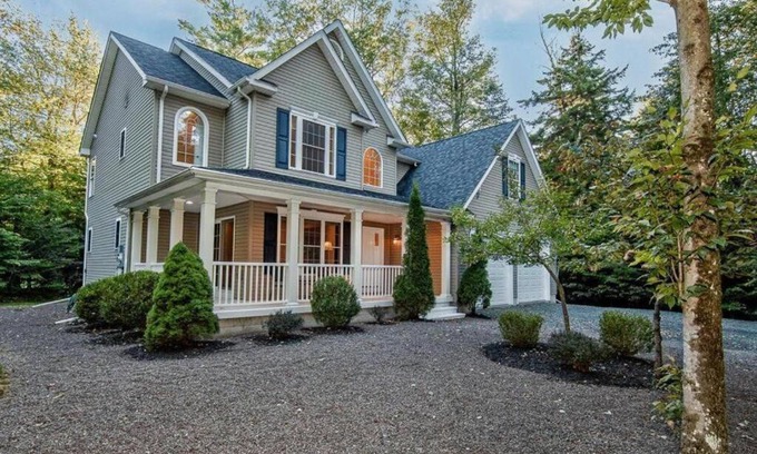 Tobyhanna Casa | Luxury 4 bedroom house in Pocono Mountains with Hottub in Golf Course Near Lake