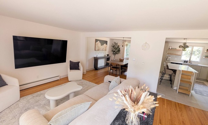 Williamsville Casa | Luxury 4-bedroom house with AC/Heat in Buffalo