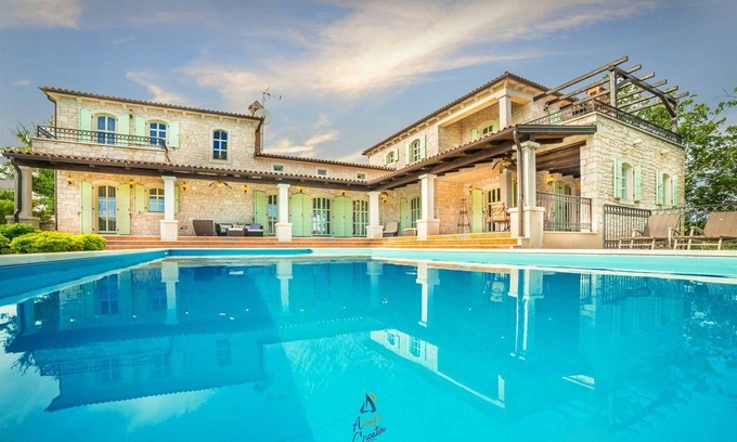 Visnjan Villa | Villa de lujo de 4 dormitorios con piscina, sauna privada y vistas impresionantes al mar y al bosque