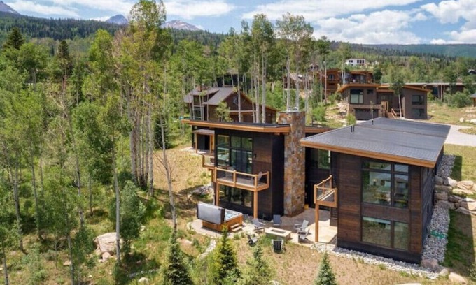 Silverthorne Casa | Luxury 4BR + 1BR casita, priv. hot tub, game room