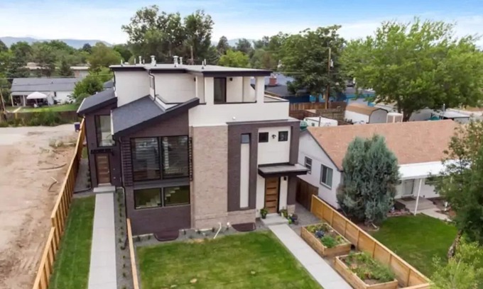 Villa Park Casa | Luxury 4BR Home Rooftop Fire Pit, Gourmet Kitchen, Downtown, Broncos, Red Rocks