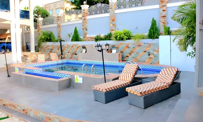 Accra Casa | Luxury Executive 4BR Villa w/ Pool, Rooftop & BBQ–10m walk to Bojo Beach
