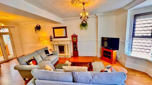 Heeley Casa | Luxury 5-Bed Home in Nicholson, Close to Sheffield City Centre, Jacuzzi, BBQ, Parking & Wi-Fi, Sleeps 10