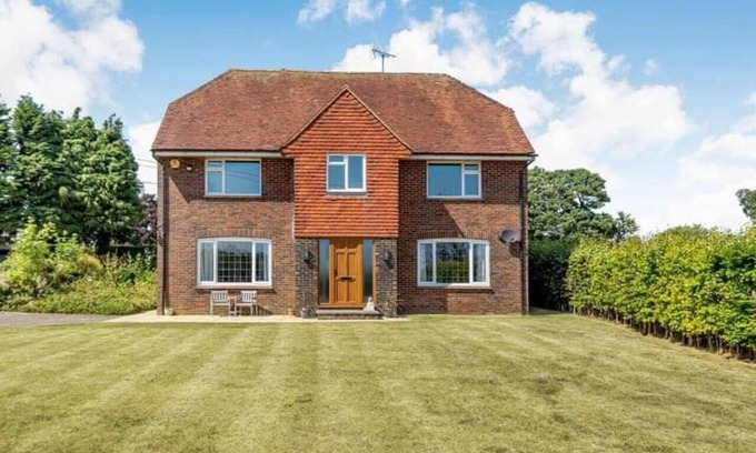 Steyning Casa | Luxury 5-Bed House with Tennis Court & Games Room