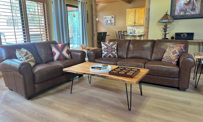 Iron Springs Cabina | Luxury 5-bedroom cabin with WiFi, Pool Table and Outdoor Entertainment Area