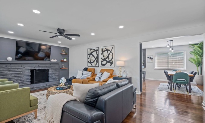 Westwood Casa | Luxury 5-bedroom House in Charming Cincinnati with Gym, AC, Grill and Smart TVs.