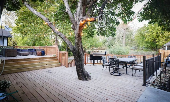 Olathe Casa | Luxury 5 bedroom home with Pool and 3 acers of private land.!