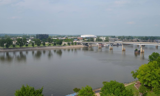 Downtown Little Rock Condominio | Condominio de lujo de 5 estrellas en el río! A poca distancia de todo el centro!