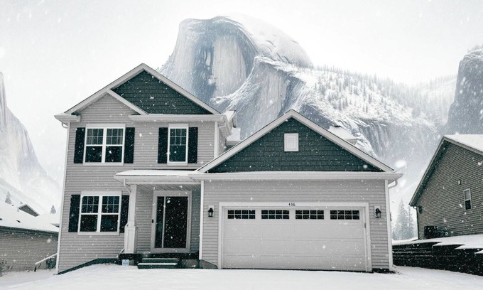 Hartford Casa | Luxury 5BR 3.5B sleeps 17 w/ Hot Tub, Home Theater near Skiing, Golf, & Bars