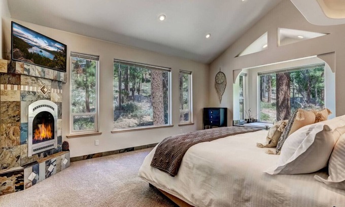 Round Hill Village Apartamento | Luxury 5BR | Hot Tub & Chef’s Kitchen | Sleeps 10
