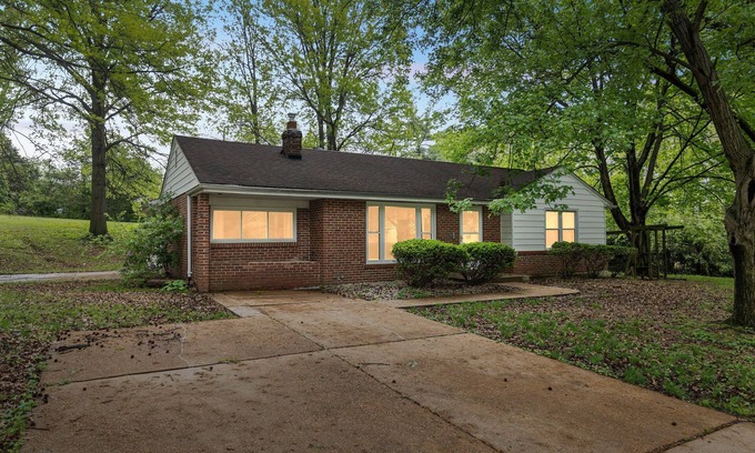 Ferguson Casa | Luxury 6-Bedroom House in Saint Louis