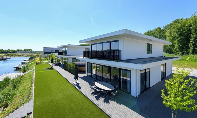 Zeewolde Casa | Luxury 8-person villa by the water with private jetty, hot tub and Finnish sauna. Perfect for a relaxing stay!