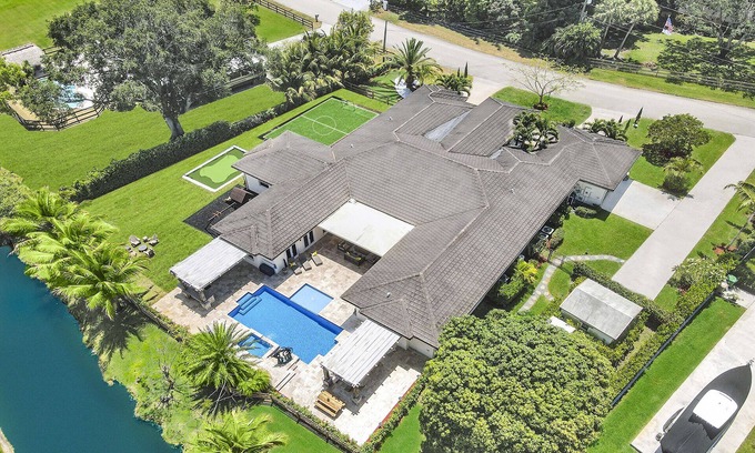 Davie Casa | Luxury 8BR w/ Pool & Mini-golf & Soccer- 19 Guests