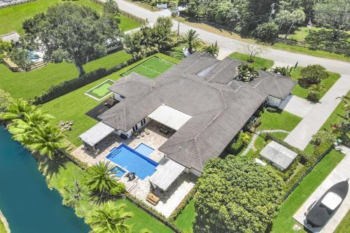 Davie Casa | Luxury 8BR w Pool Mini-golf Soccer- 16 Guests