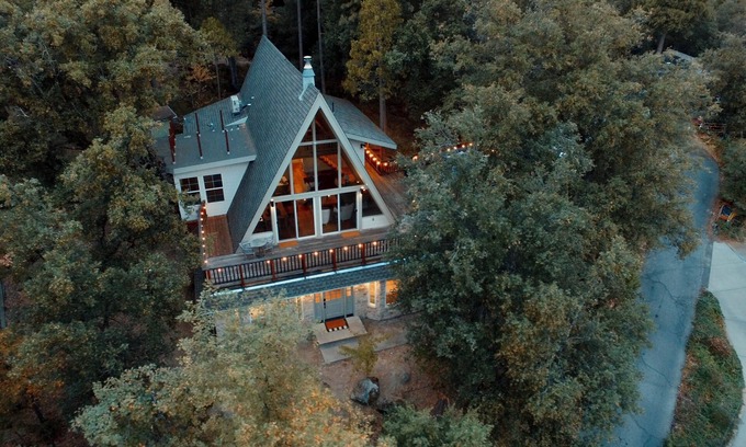 Madera County Cabina | Luxury A Frame in beautiful Bass Lake w/ boat slip, game room, pets ok