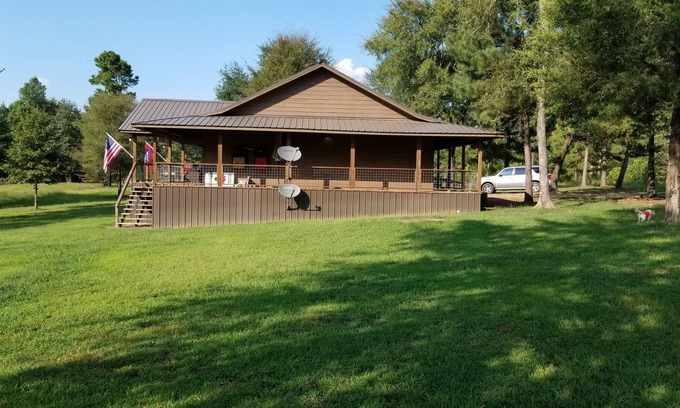 Murfreesboro Cabina | Cabaña de lujo en el río Little Missouri, que cuenta con diez acres de jardín bien cuidado
