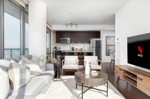 Bay Cloverhill Apartamento | Luxury Bay Street Condo w Patio Sleeps 8
