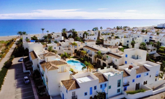 Las Herrerias Casa | casa de playa de lujo a 50 metros de la playa, situado en una comunidad cerrada.
