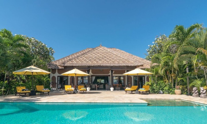 Lokapaksa Villa | Villa CERAH, Holiday villa justo en la playa y el mar, con piscina privada