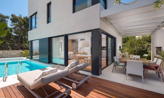 Sutivan Villa | Villa de lujo Sutivan 3 con frente a la playa, piscina privada climatizada, en la playa de Sutivan-Brač