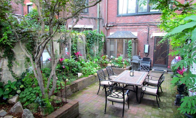Beacon Hill Apartamento | Condominio de lujo Beacon Hill 1050 Sf con patio privado / jardín y entrada privada