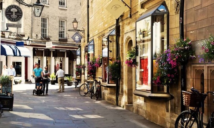 Cambridge Casa | Luxury: Breathtaking Home with Enchanting Garden