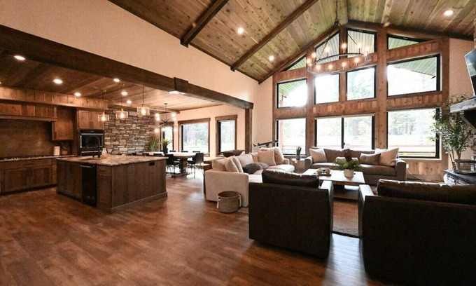 Island Park Cabina | Luxury Cabin | 20 Miles to Yellowstone! | Theater Room| Hot Tub